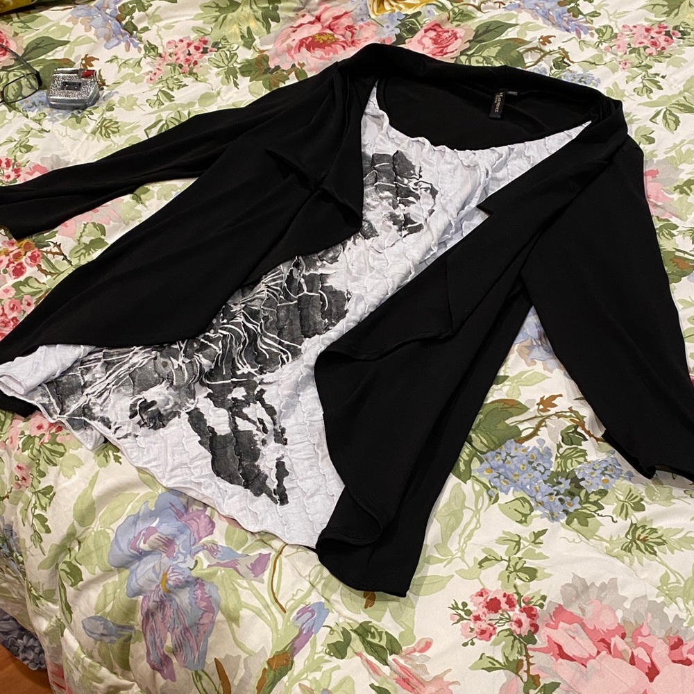 Susan Lawrence Black and White Women's layered top (fake 2 pc). Size petit large